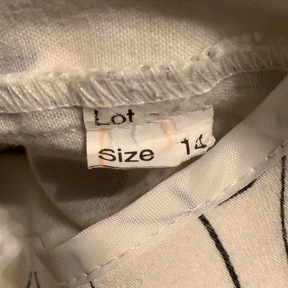 White floral print capris, gently used, like new! - Picture 5 of 5